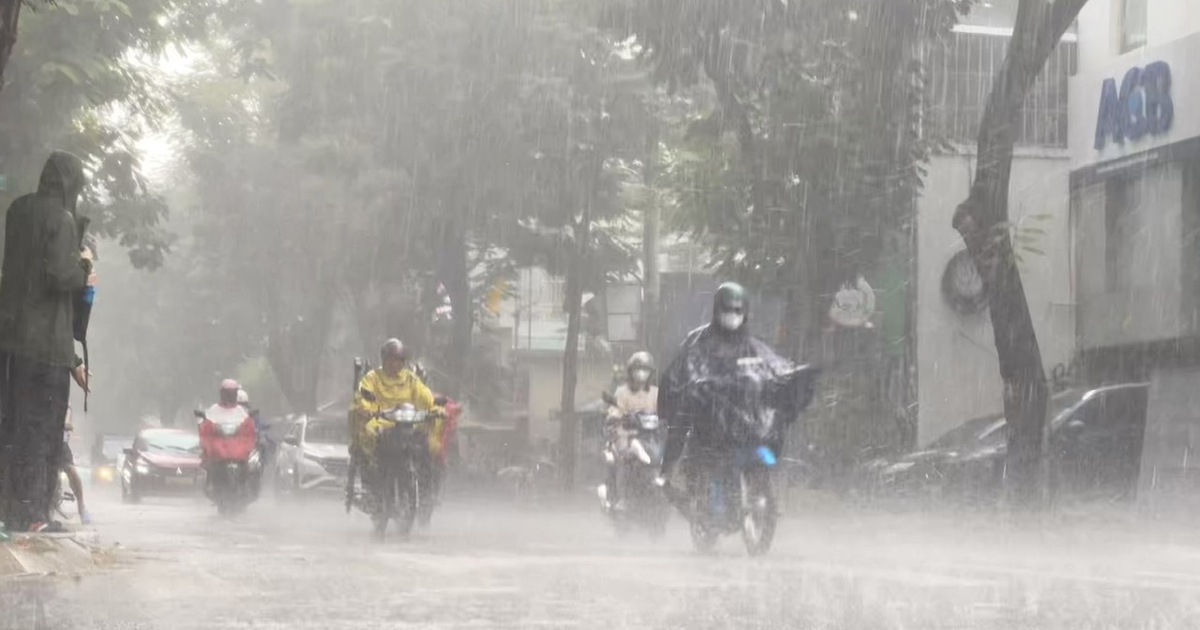 Trung tâm TP.HCM mưa trái mùa xối xả