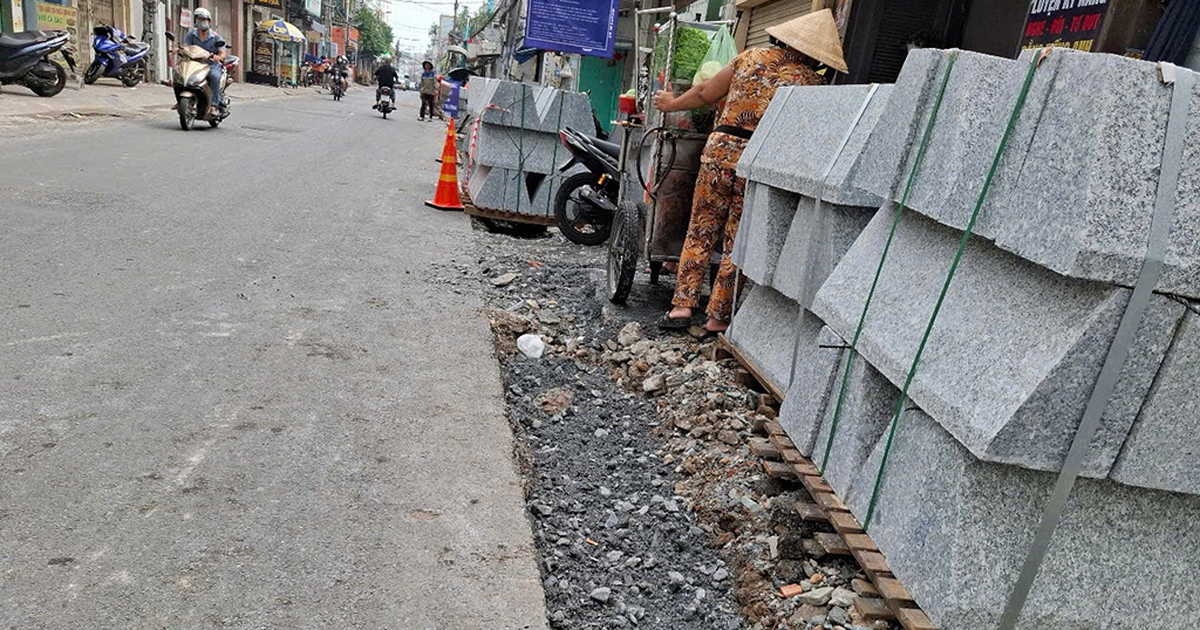Thi công vỉa hè ảnh hưởng người dân