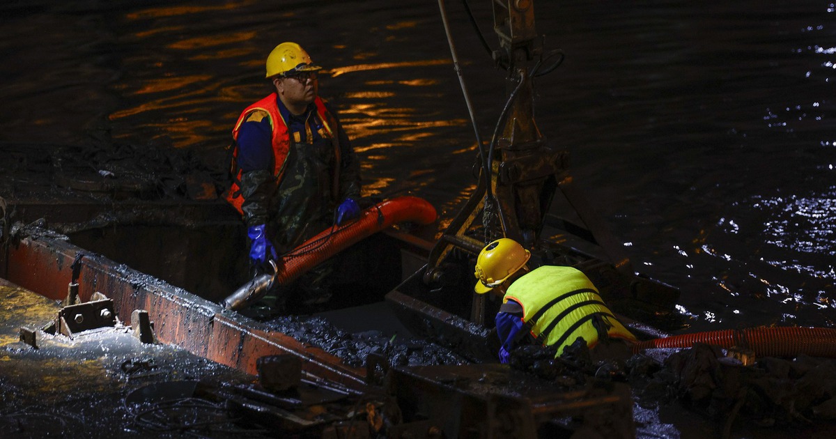 Xuyên đêm ngâm mình dưới dòng nước bốc mùi để hút bùn sông Tô Lịch