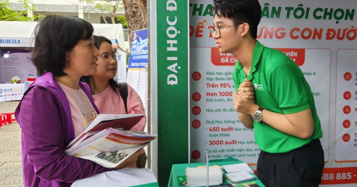Phụ huynh dắt con ‘gõ cửa’ gian hàng tư vấn để chọn ngành học