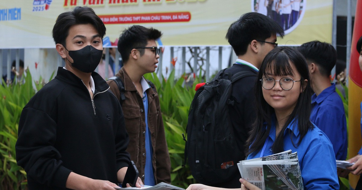 Học sinh thích thú khám phá gian hàng tư vấn mùa thi năm 2025