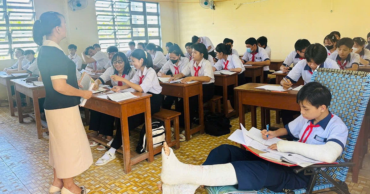 Lan tỏa trên mạng xã hội: Cha mẹ bế con bó bột cả chân tay đi học