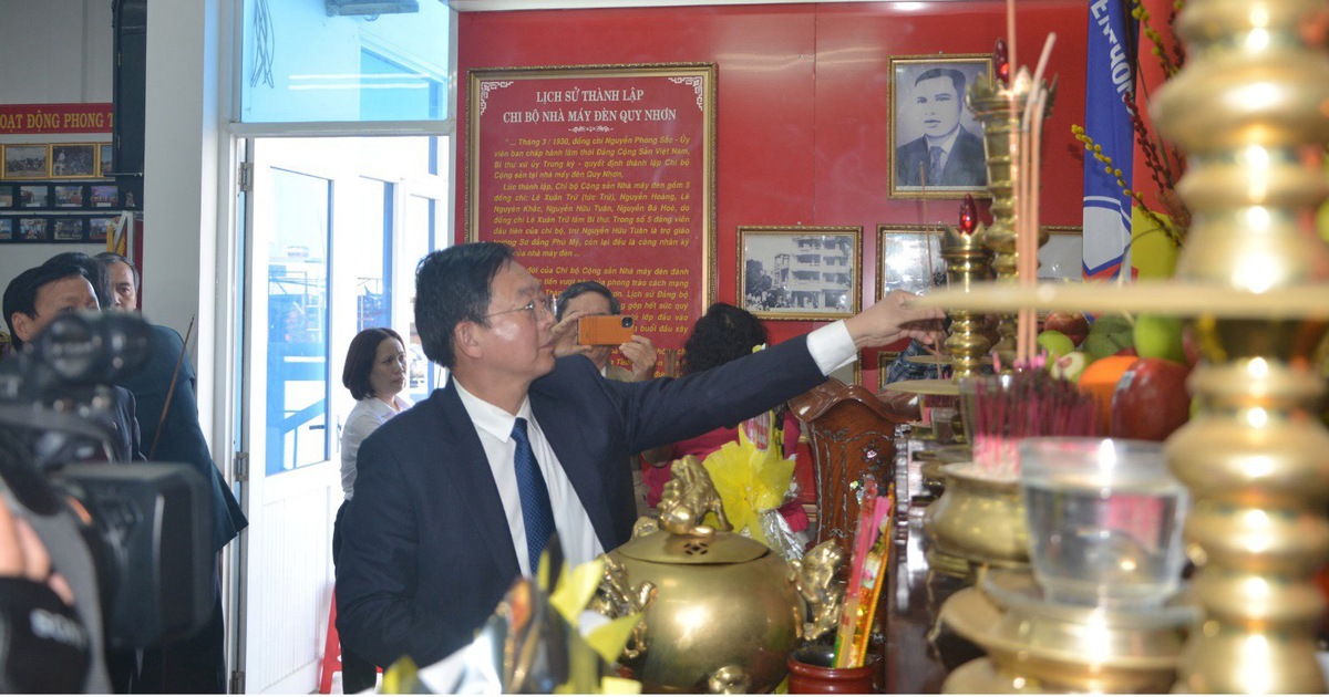 Tỉnh ủy Bình Định thăm Chi bộ Nhà máy Đèn Quy Nhơn