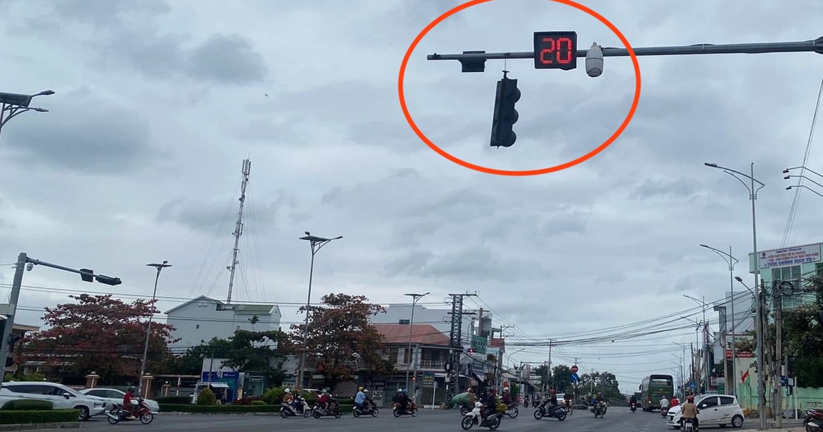 Đèn tín hiệu giao thông treo 'lủng lẳng' ở Khánh Hòa