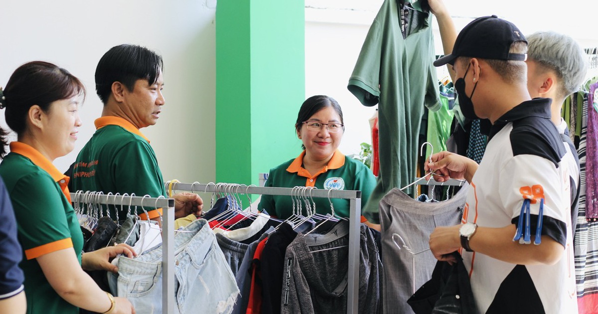 Chuyện tử tế ở TP.HCM: 'Trưa này tôi có cơm để ăn, quần áo mới'