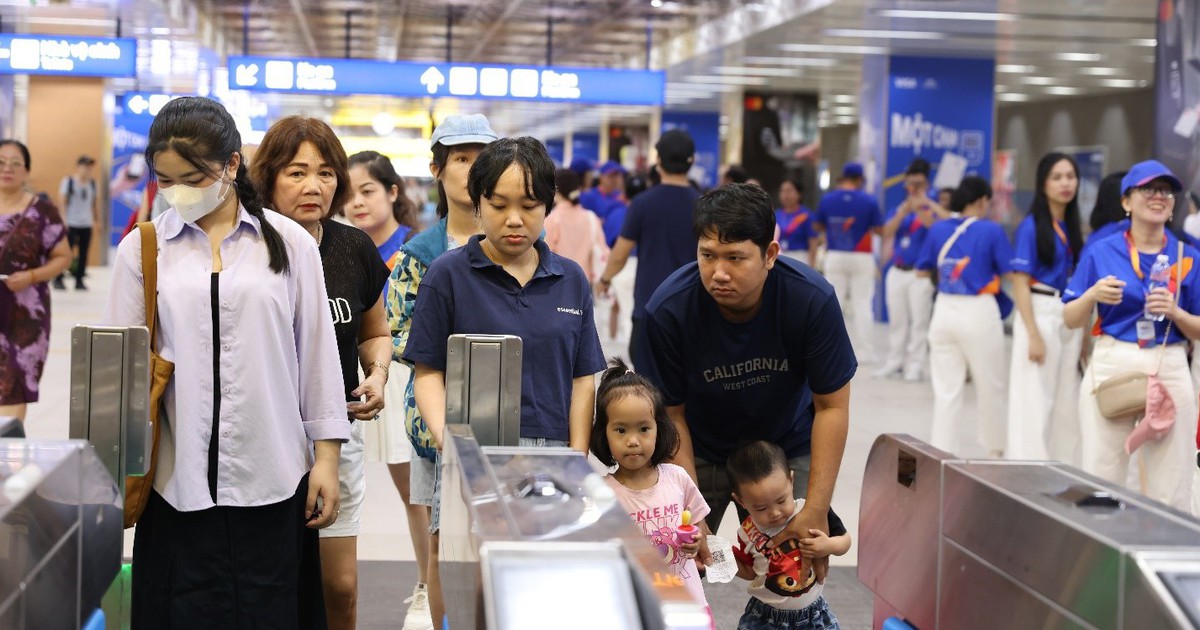 Metro TP.HCM: Giới trẻ thích thú 'chạm' thẻ NAPAS, xé 'túi mù', nhận quà hot trend