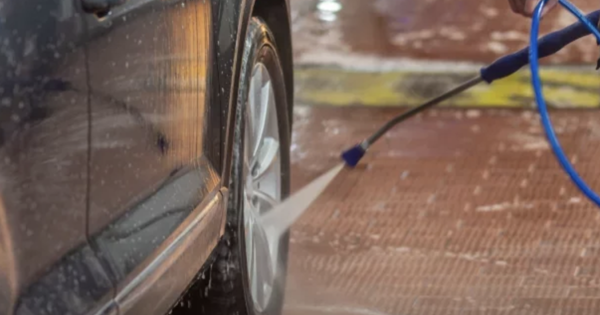 Tự rửa ô tô tại nhà: Vì sao không nên vội vàng xịt nước vào bánh xe?