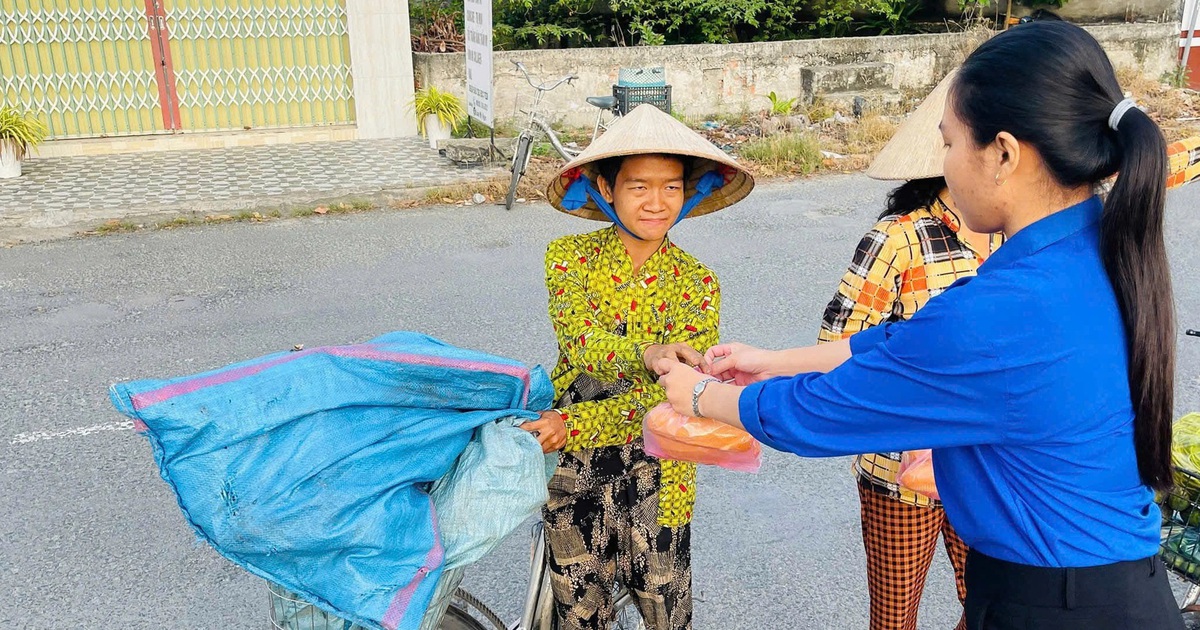 Gian hàng 0 đồng của 'áo xanh' tình nguyện