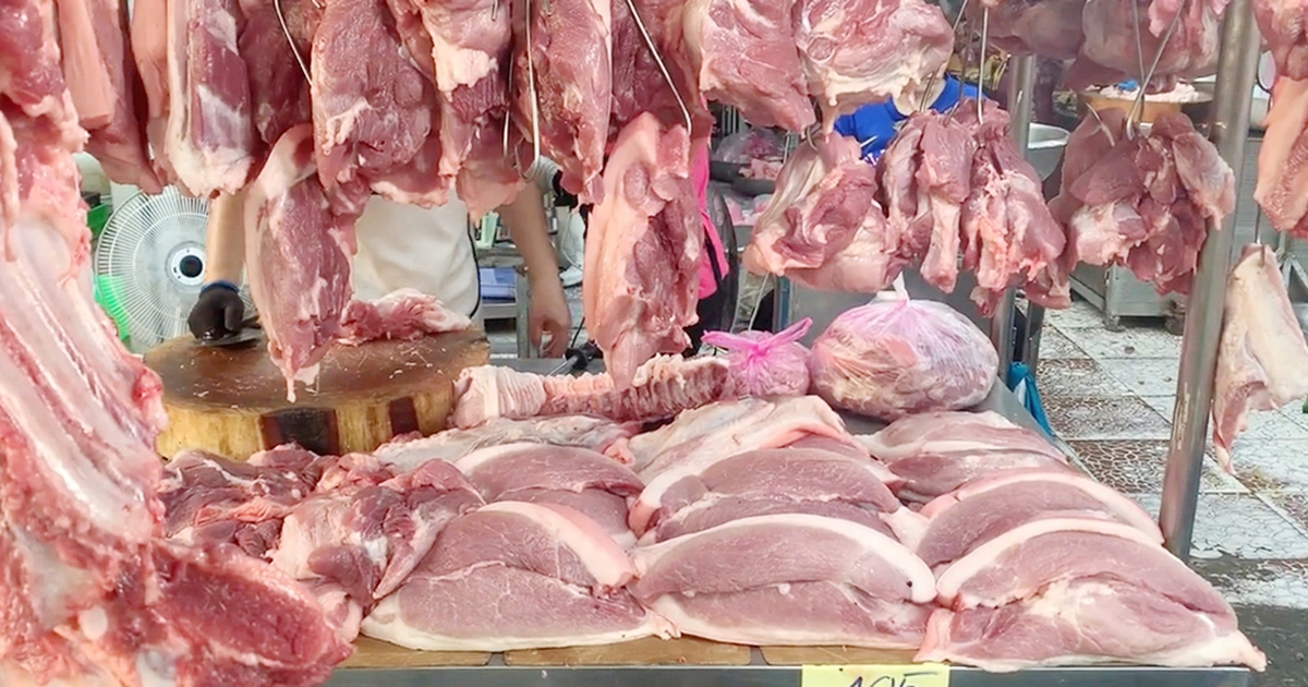 [Lợi ích và rủi ro khi nhập thịt heo giá sỉ: Cân đo đong đếm trước khi quyết định](Mô tả: So sánh chi tiết các lợi ích (giá rẻ, nguồn cung ổn định) và rủi ro (tồn kho, chất lượng không đảm bảo, khó khăn trong bảo quản) khi nhập thịt heo giá sỉ số lượng lớn, giúp chủ quán có cái nhìn toàn diện.)