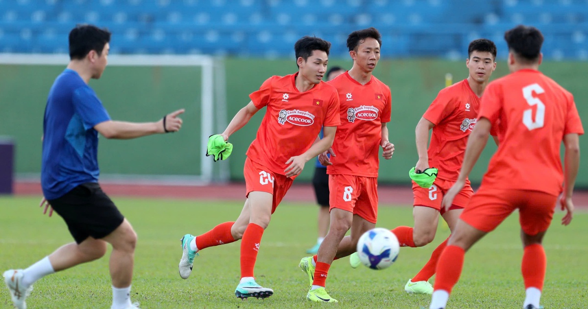 ĐT Việt Nam rơi vào tình trạng 'báo động', HLV Kim Sang-sik liên tiếp đón tin dữ trước VL Asian Cup