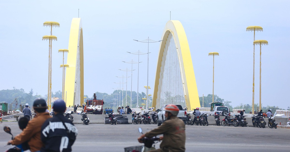 Bất ngờ dàn 'lọng vàng cung đình' trên cây cầu Nguyễn Hoàng trăm tỉ ở Huế