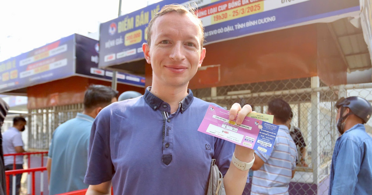 The audience eagerly lined up to buy tickets to see the Vietnamese team against Cambodia, Laos