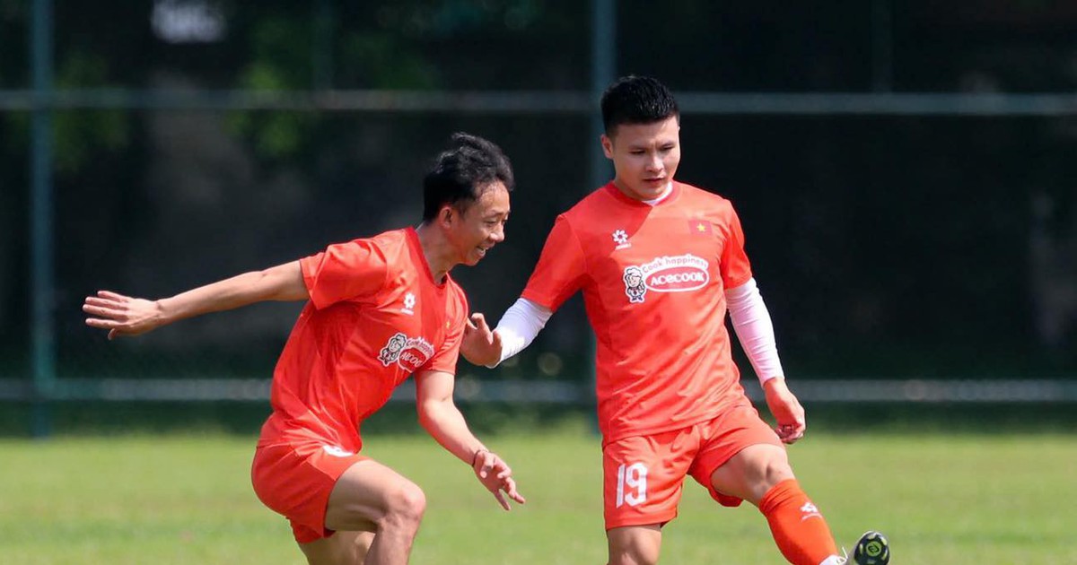 Quang Hai, Hoang Duc confronted with many unknown midfielders of Cambodia