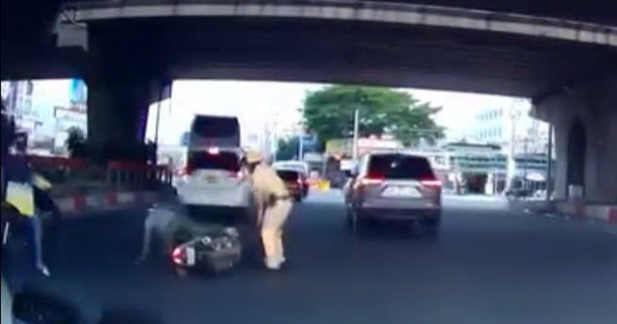 Tài xế vi phạm nồng độ cồn kịch khung, tông vào chân CSGT TP.HCM