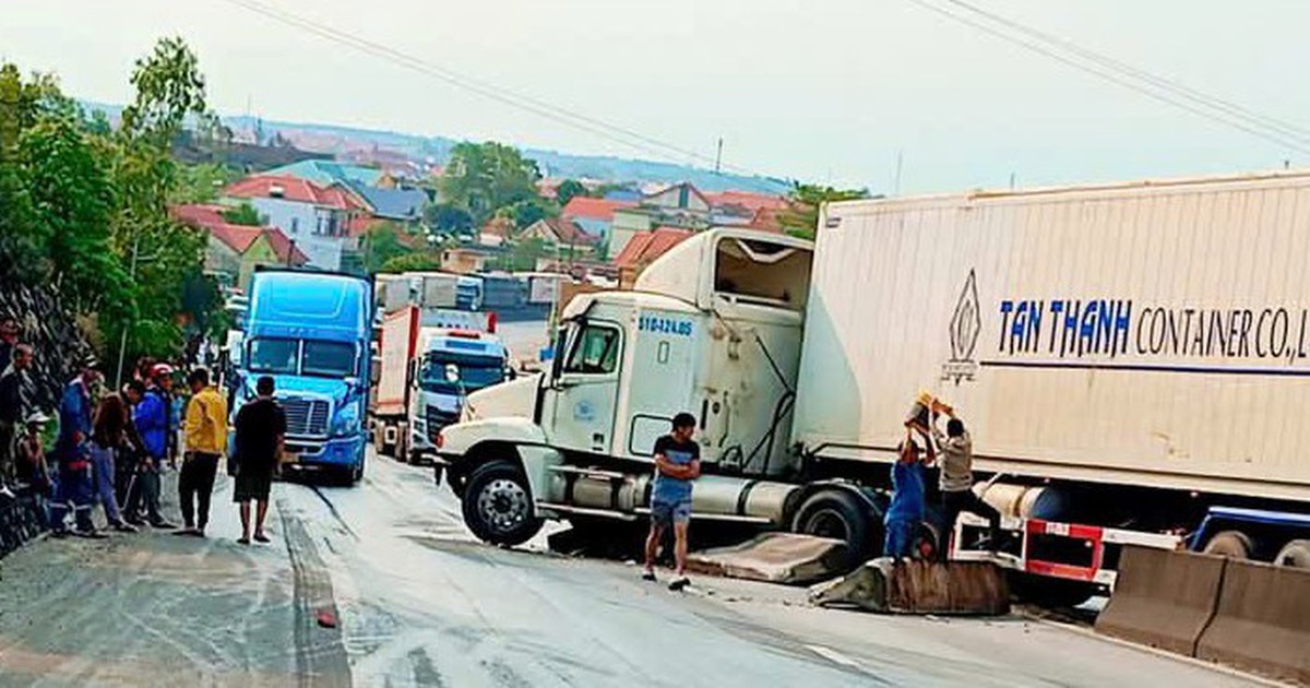 Quảng Bình: Xe container đâm dải phân cách, hàng trăm phương tiện kẹt cứng trên QL1