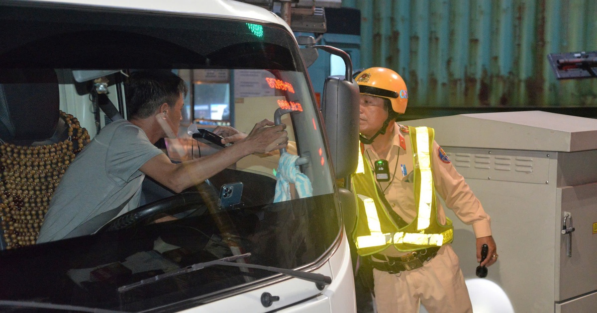 CSGT TP.HCM tăng cường kiểm tra nồng độ cồn, ma túy