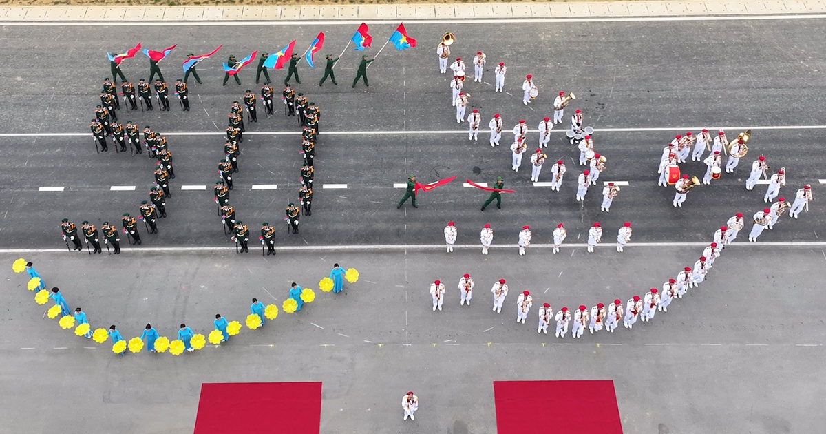 [FLYCAM] 50 năm đất nước thống nhất: Toàn cảnh màn xếp hình nghệ thuật 'Đất nước trọn niềm vui'