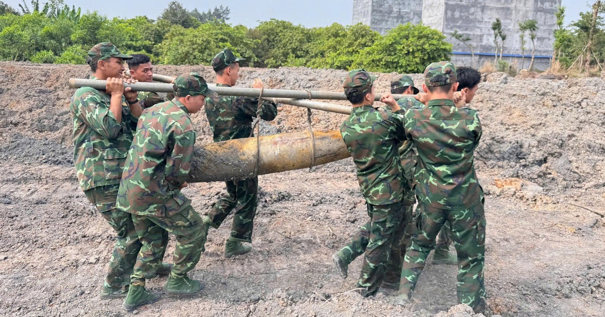 Phát hiện bom, đạn pháo trong lúc đào ao chứa nước