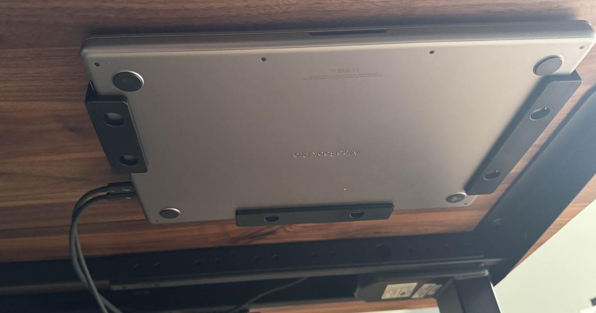 Kẹp MacBook dưới gầm bàn có thể gây hỏng máy