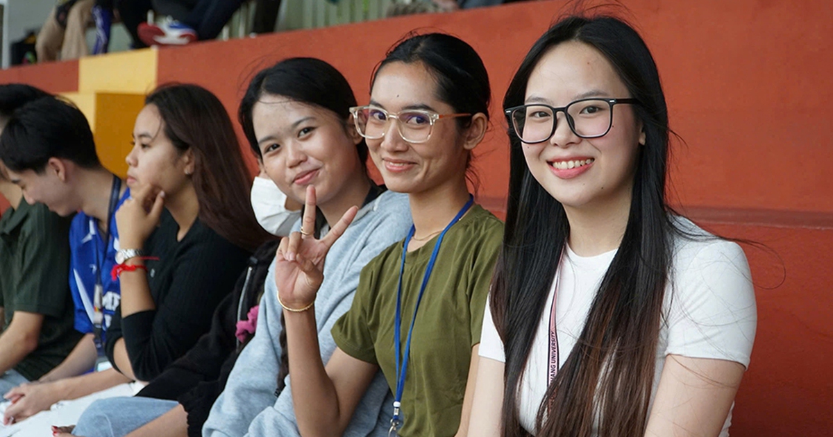 Khán đài đầy sắc màu