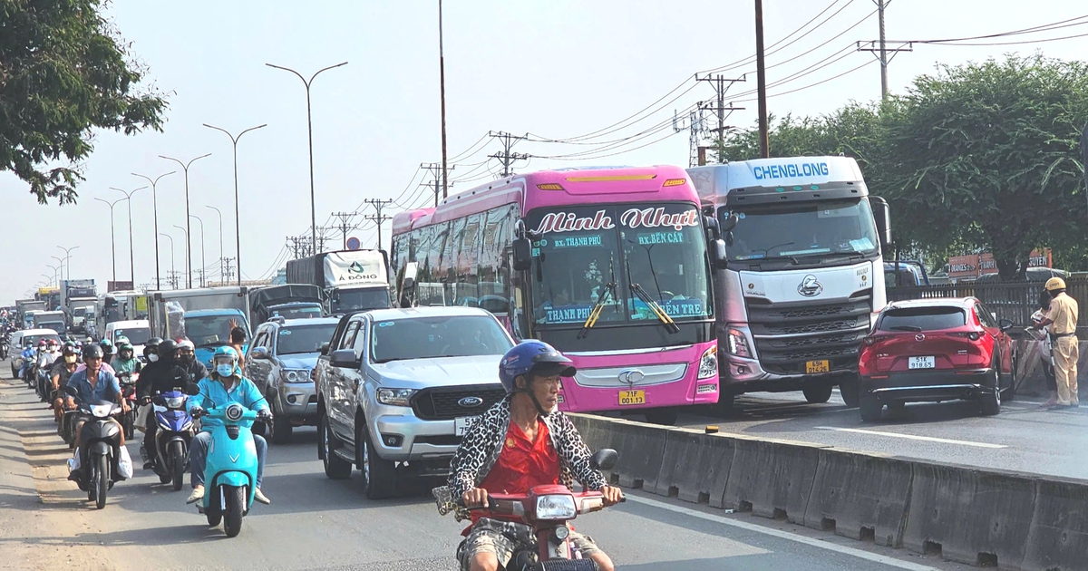 Ô tô 5 chỗ bị tông xoay ngang, đường về miền Tây ùn xe nhiều km