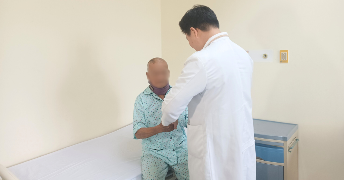 Ngã xe máy xuống ruộng, cụ ông 82 tuổi bị gãy cột sống cổ