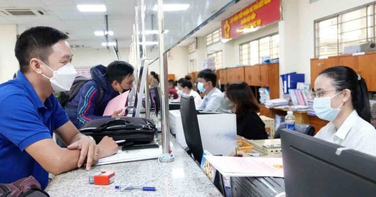 Tiền lương, phụ cấp của cán bộ có được bảo lưu sau sắp xếp?