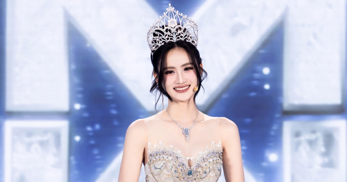 Hoa hậu Ý Nhi khoe sắc vóc, tiết lộ lý do tạm gác việc học ở Úc