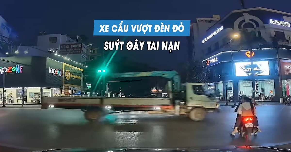 Xe cẩu vượt đèn đỏ, suýt gây tai nạn trên phố
