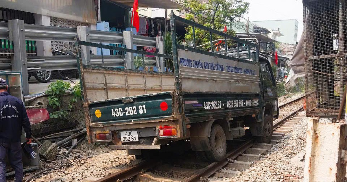 CSGT Đà Nẵng giải cứu, xử phạt xe tải nằm chắn ngang đường sắt
