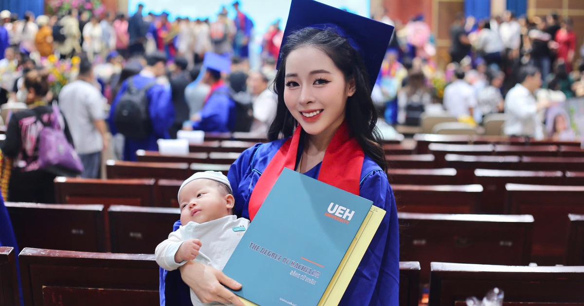 Nữ tân cử nhân ẵm con gái 2 tháng tuổi lên nhận bằng tốt nghiệp loại giỏi