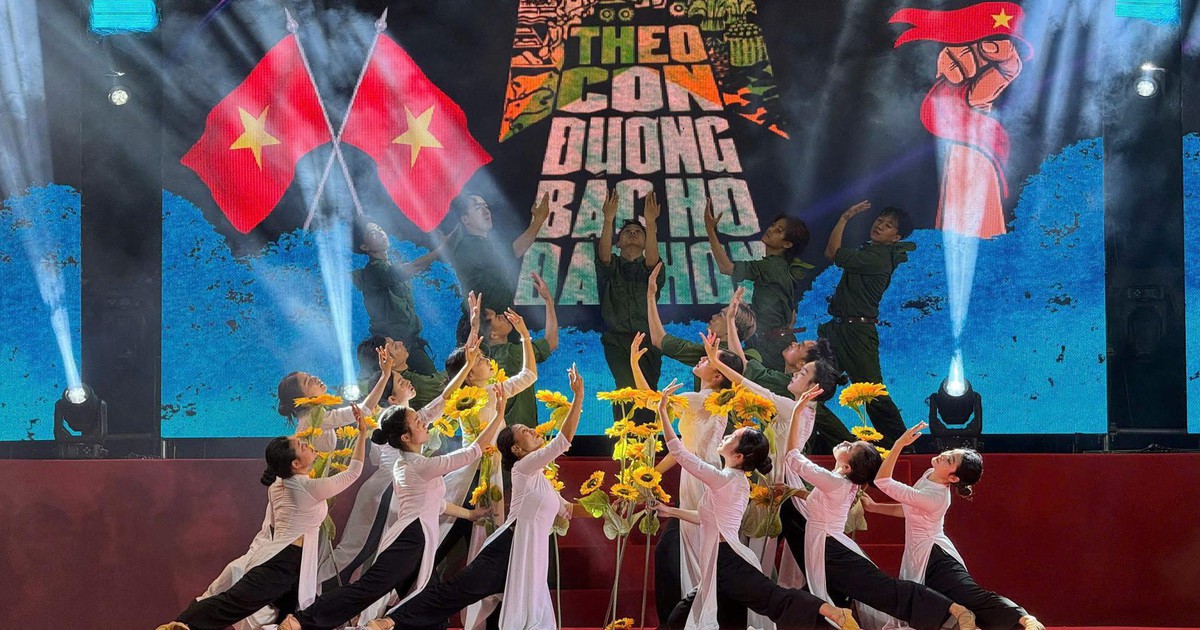 Người dân Đại Lộc rơi nước mắt xem chương trình 'Khúc tráng ca vọng mãi'