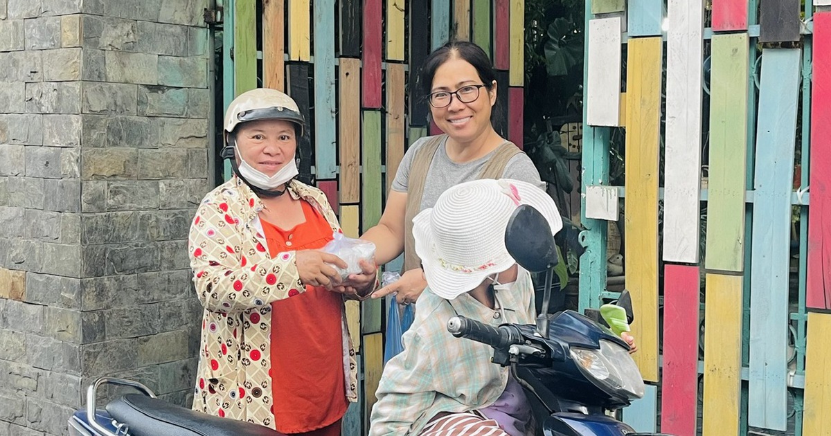 TP.HCM nghĩa tình: Duyên lành vợ chồng 'đũa lệch' tặng bánh mì chay 0 đồng