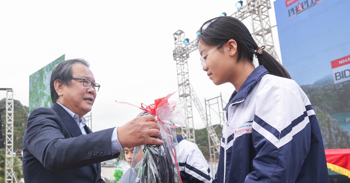 Hỗ trợ ngư dân bám biển, chung tay gỡ 'thẻ vàng' IUU