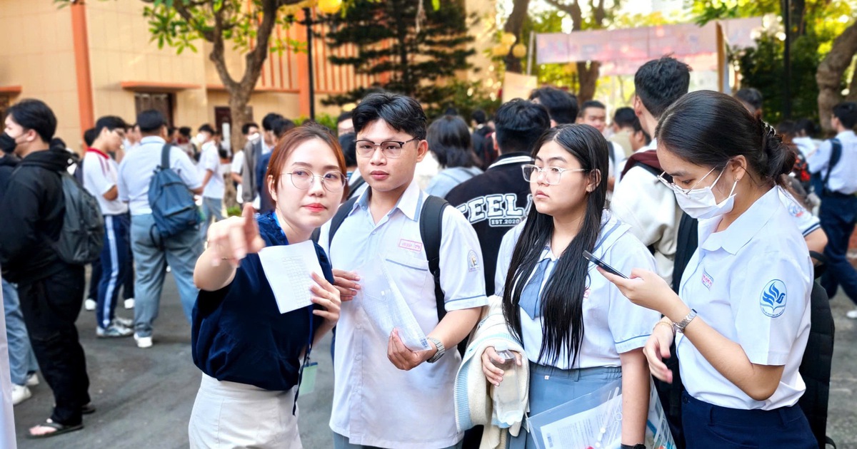 Sáng nay hơn trăm nghìn thí sinh tham dự kỳ thi xét tuyển vào đại học