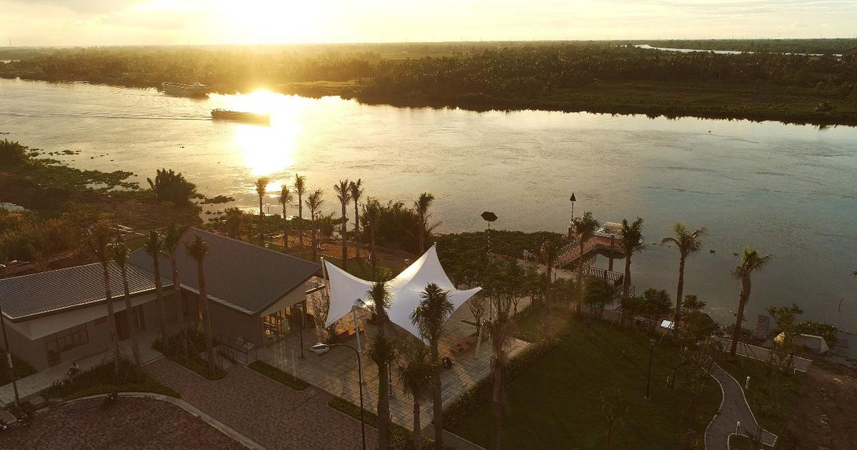 Waterpoint, thành phố có sông 'ôm'