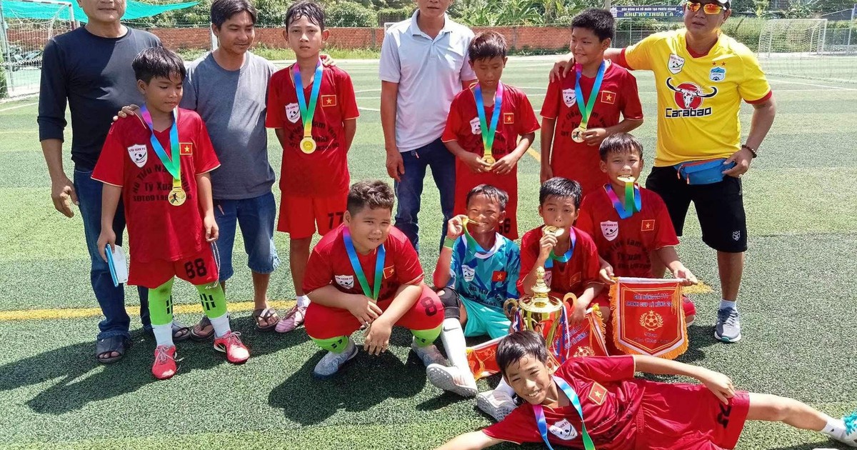 Chuyện tử tế: Người đàn ông mù dạy đá bóng miễn phí cho trẻ vùng biên