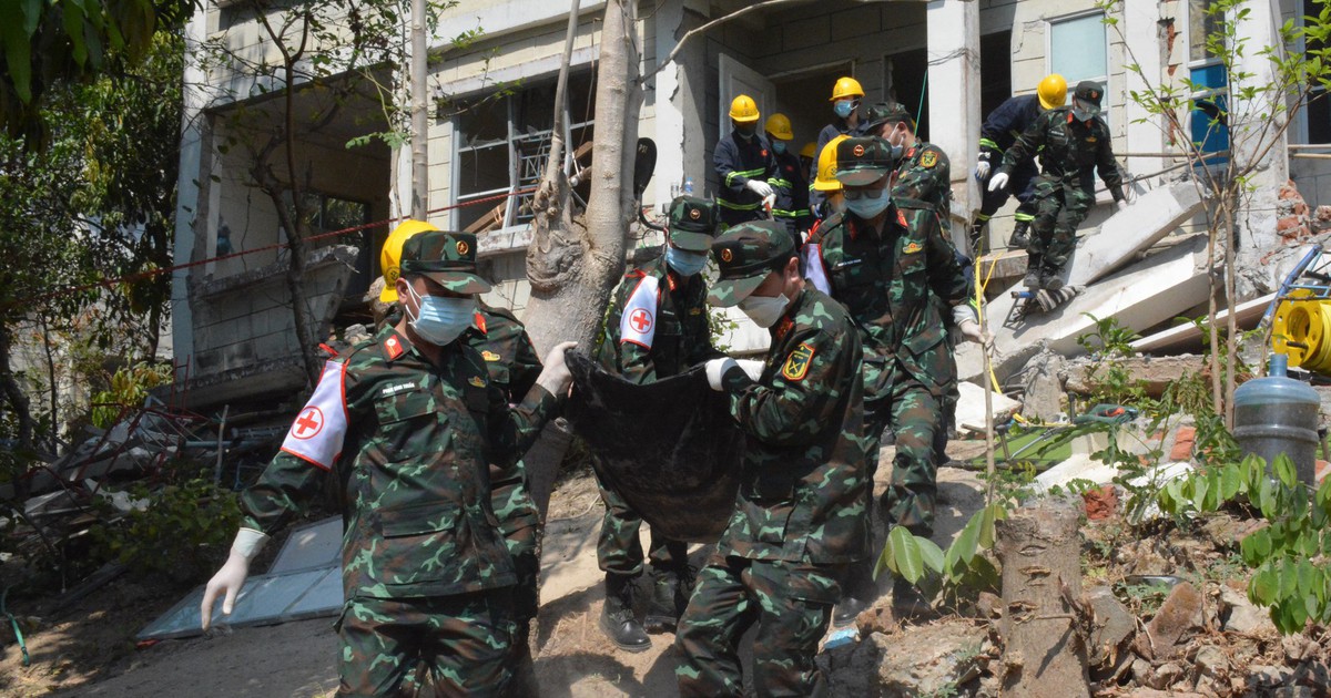 Bộ đội Việt Nam tìm thấy nạn nhân động đất ở Myanmar