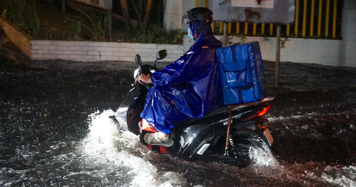 Phố &lsquo;nh&agrave; gi&agrave;u&rsquo; Thảo Điền lại ngập l&ecirc;nh l&aacute;ng sau cơn mưa tr&aacute;i m&ugrave;a chiều nay