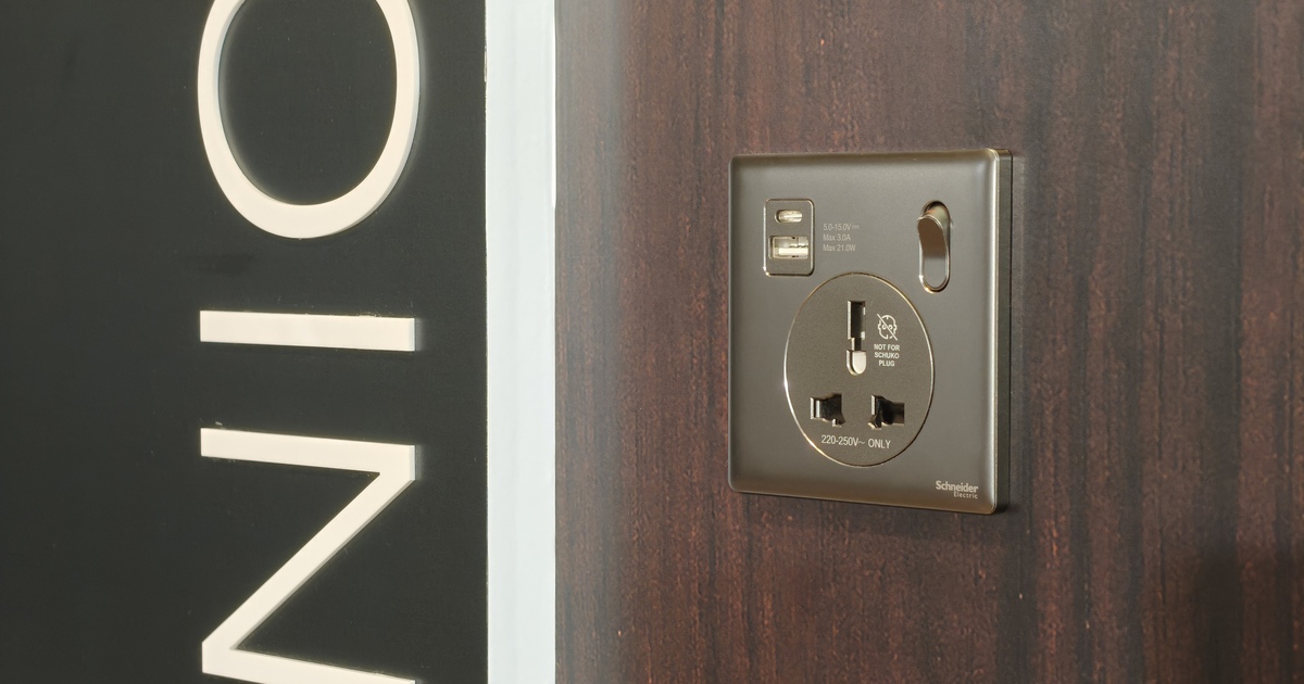 Ổ điện gia dụng 'hiện đại hóa' tích hợp sạc nhanh, khóa thẻ từ