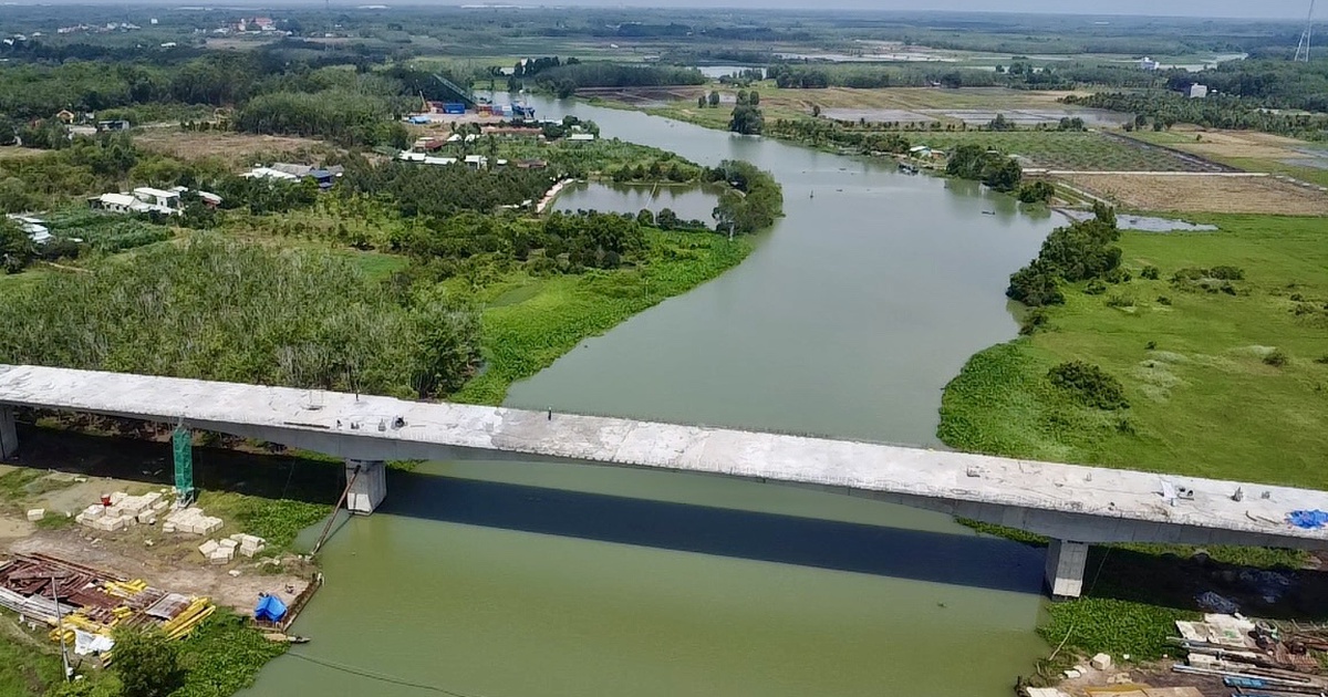 Gấp rút hoàn thành 6 cây cầu trên đường Hồ Chí Minh qua Bình Dương dịp 30.4