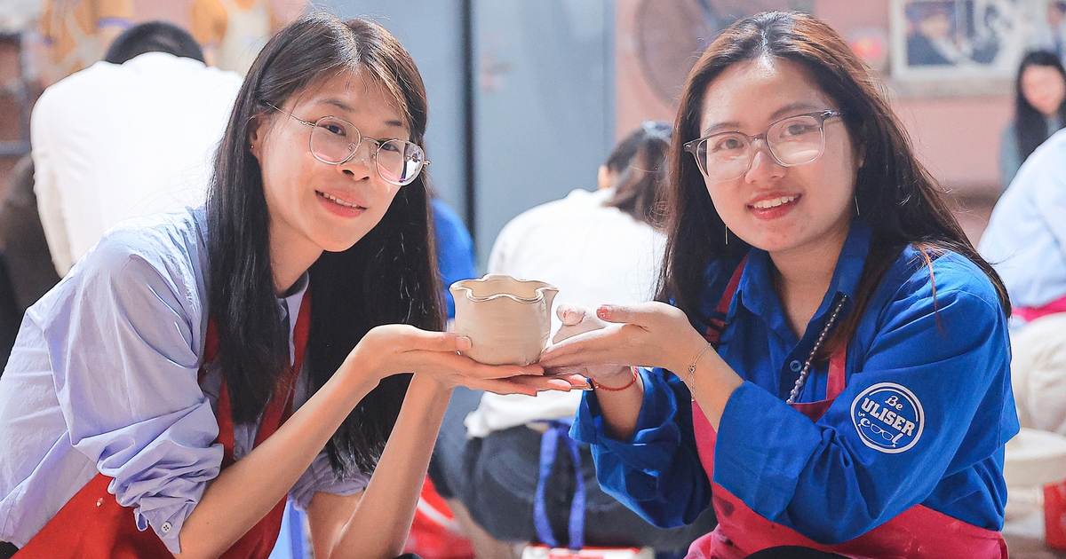 Thanh niên Trung Quốc nặn gốm Bát Tràng