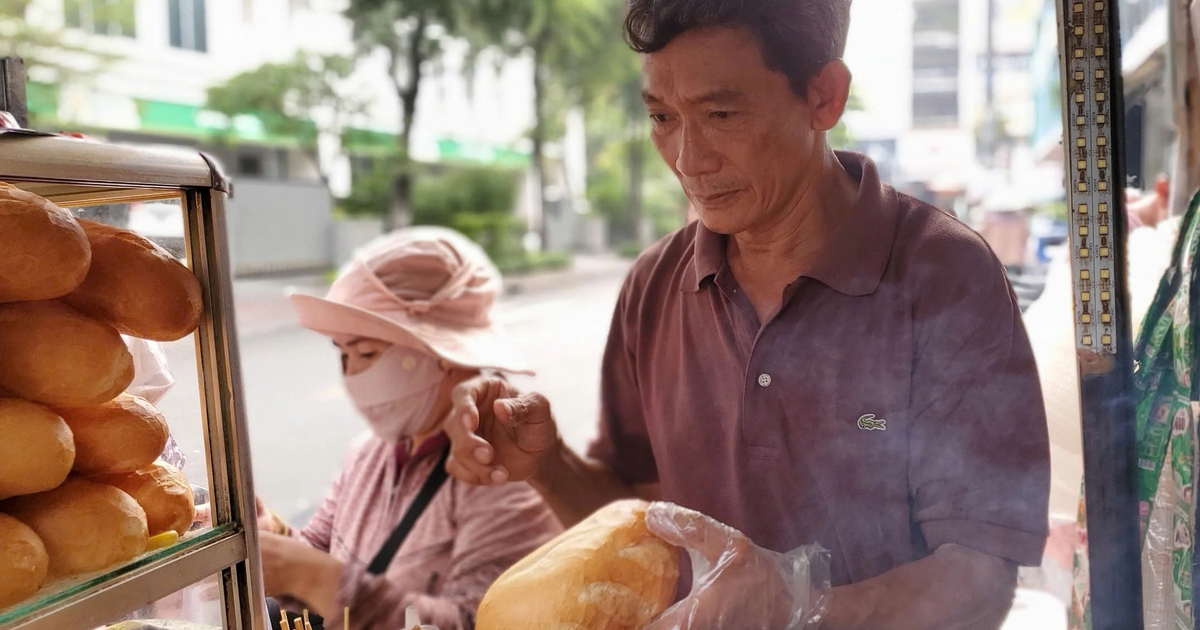 Ông Út bán bánh mì nhặt bao lì xì dày cộm, nhờ đăng lên mạng tìm chủ nhân