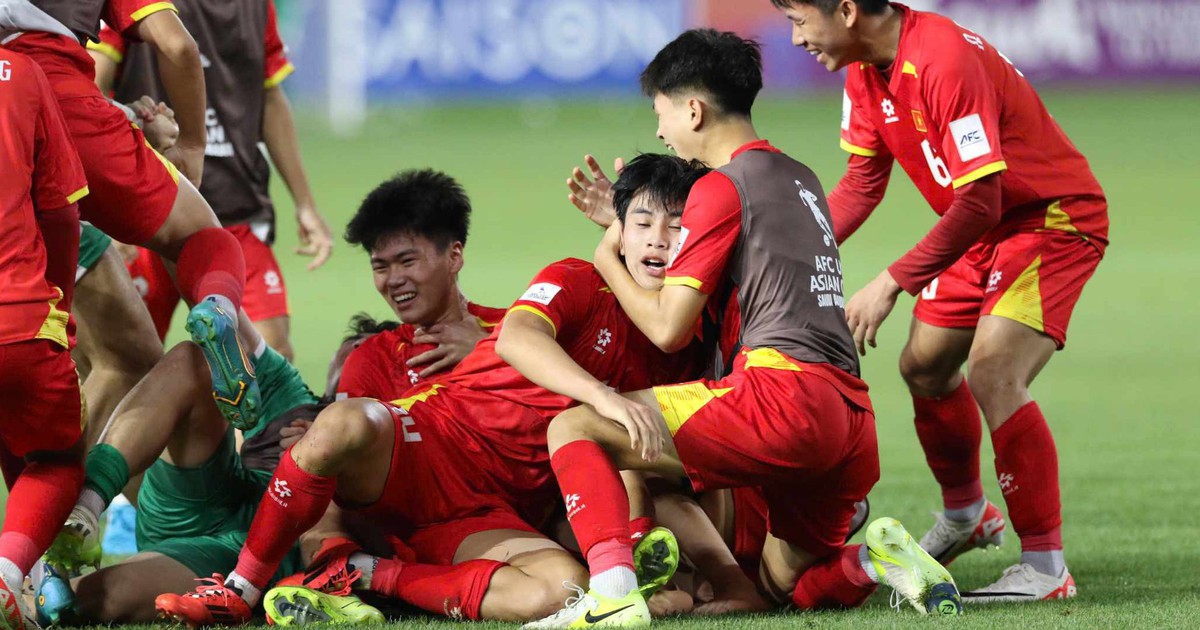 Nỗi niềm chung của HLV Roland và Kim Sang-sik: Chuyện bao năm vẫn thế!