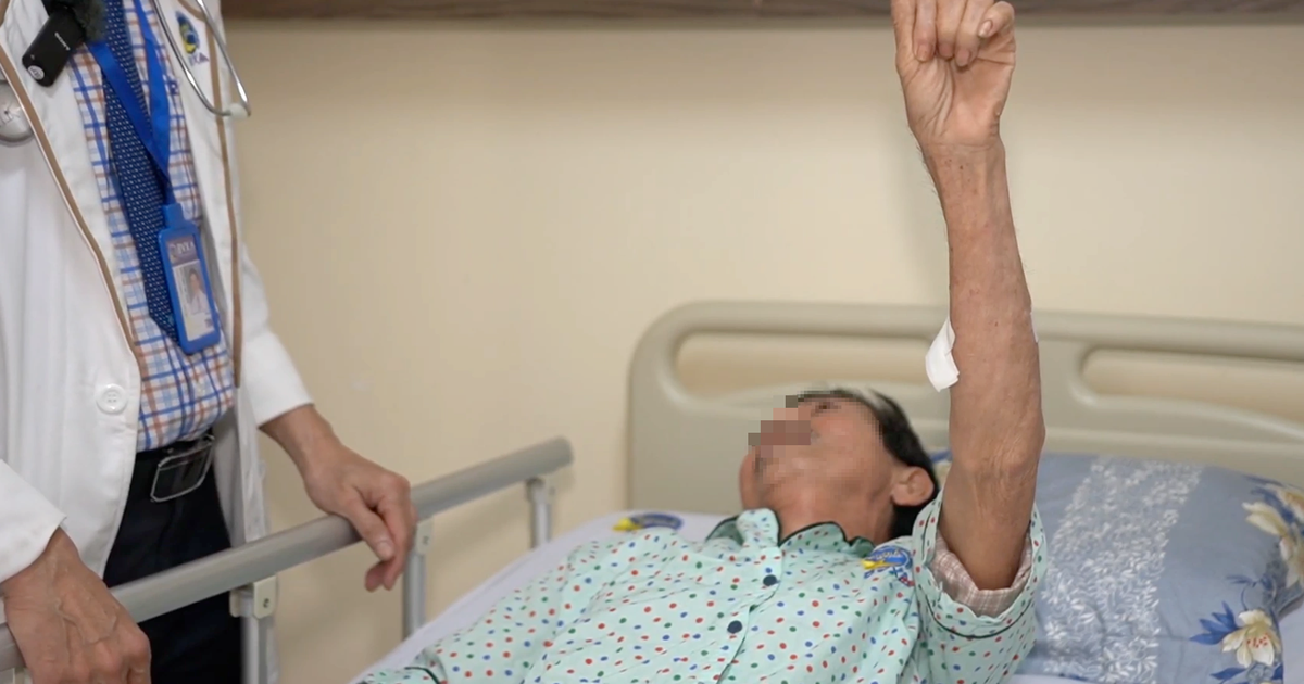 Đang bế cháu trên tay, người đàn ông đột ngột rơi vào hôn mê, đột quỵ