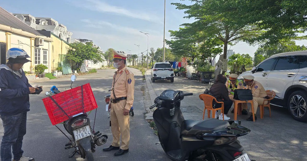 Công an tỉnh Quảng Bình xử lý shipper "cắm mặt" vào điện thoại, truy quét "quái xế"