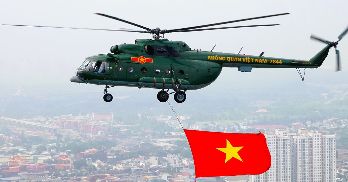 Máy bay diễn tập treo cờ đang bay vào TP.HCM mừng đất nước thống nhất