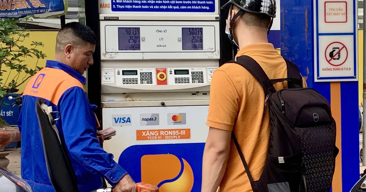 Giá xăng dầu tiếp tục giảm sâu, xăng RON 95 dưới 19.000 đồng/lít