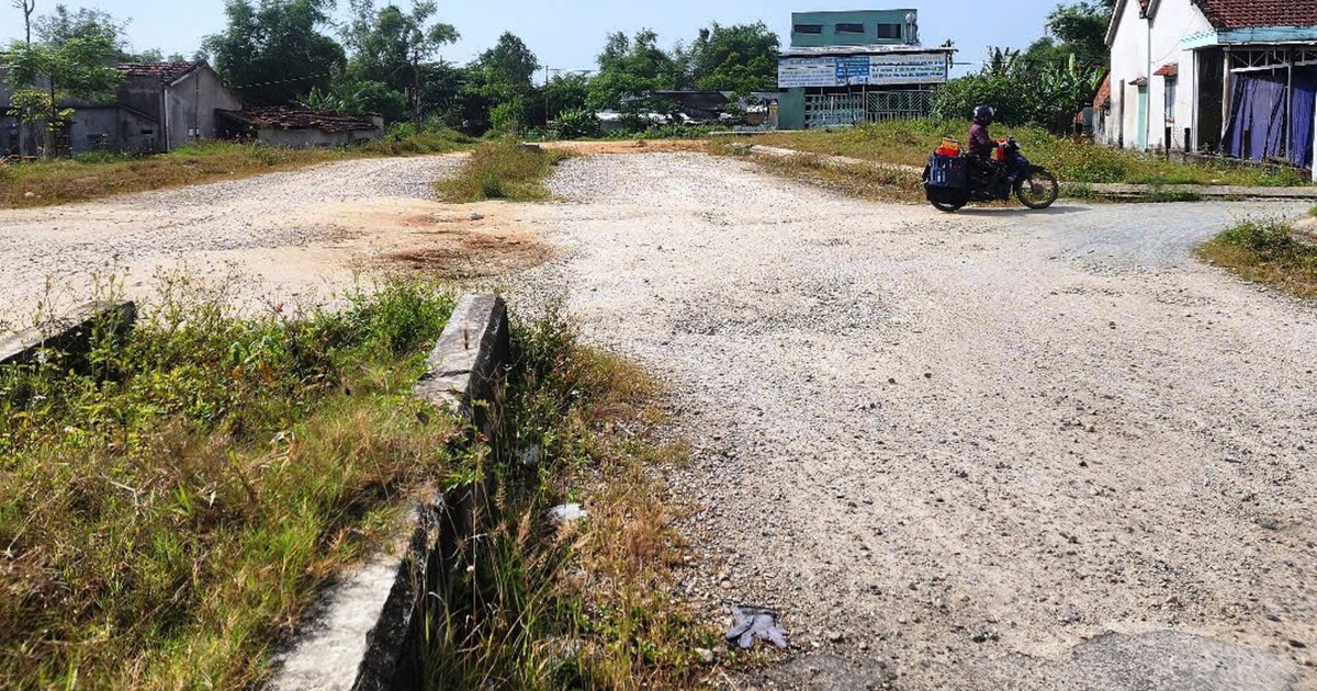 6 năm chưa làm xong hơn 2 km đường