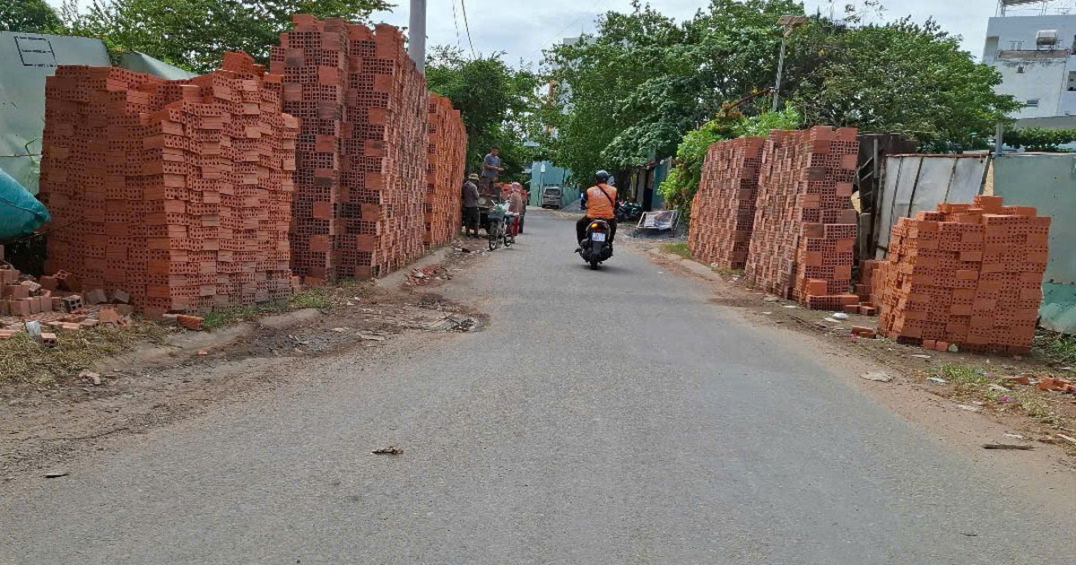 Vật liệu xây dựng chất cao bên đường, nguy hiểm